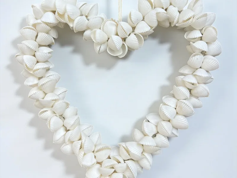 COASTAL HANGING SHELL HEART MEDIUM
