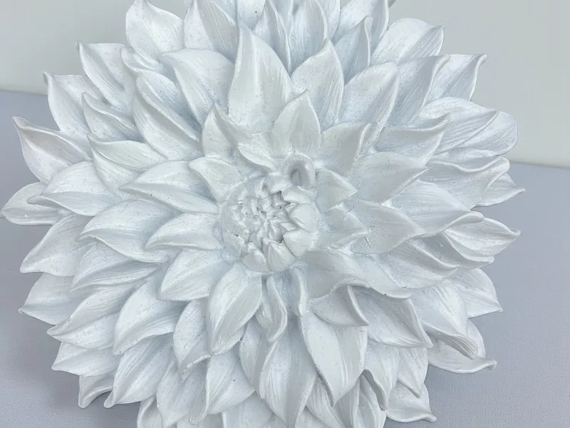 WHITE RESIN WALL FLOWER